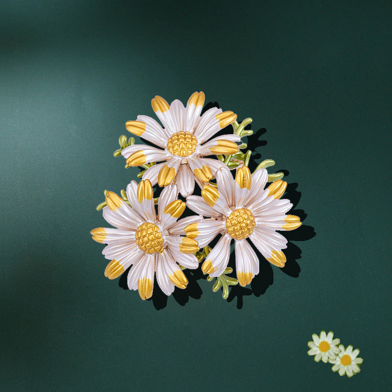 Small daisy brooch