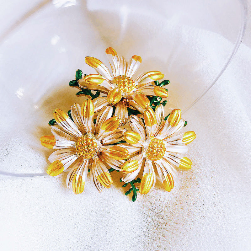 Small daisy brooch