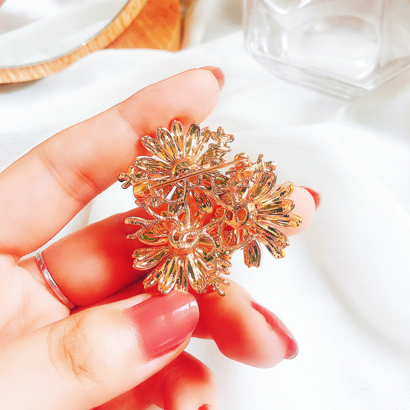 Small daisy brooch