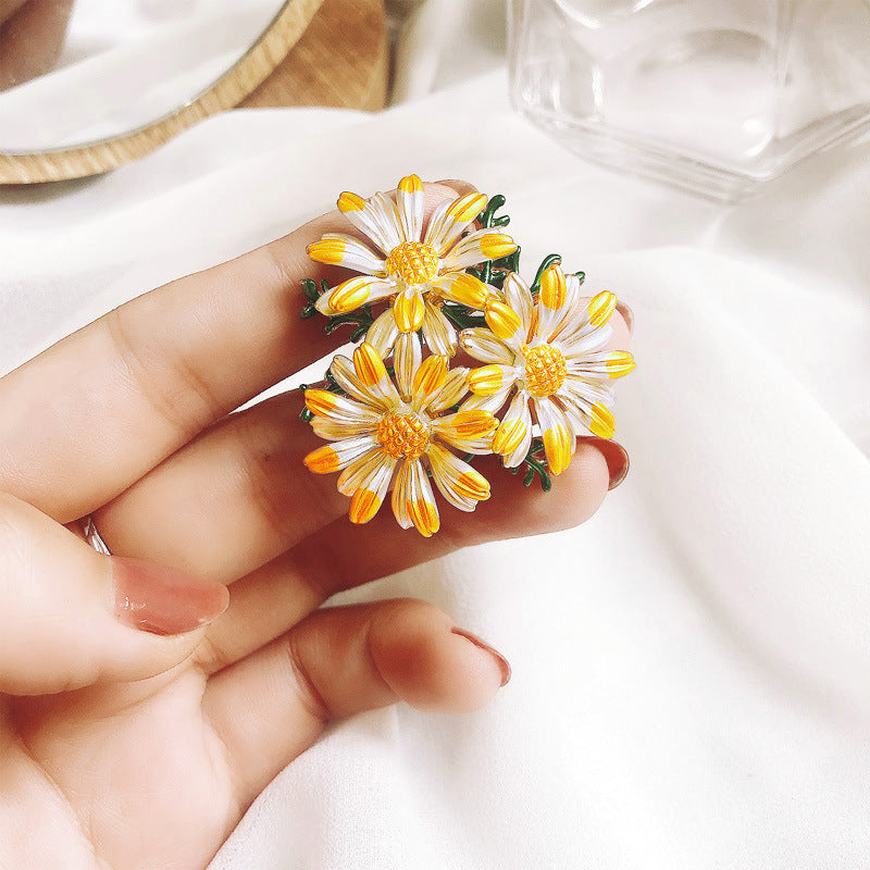 Small daisy brooch