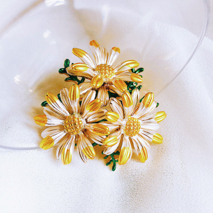 Small daisy brooch